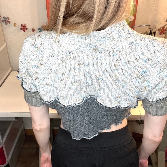 ❤️3/$30! Cropped Top Sweater Size Medium Gray Cable Knit Short Sleeve - Picture 7 of 10
